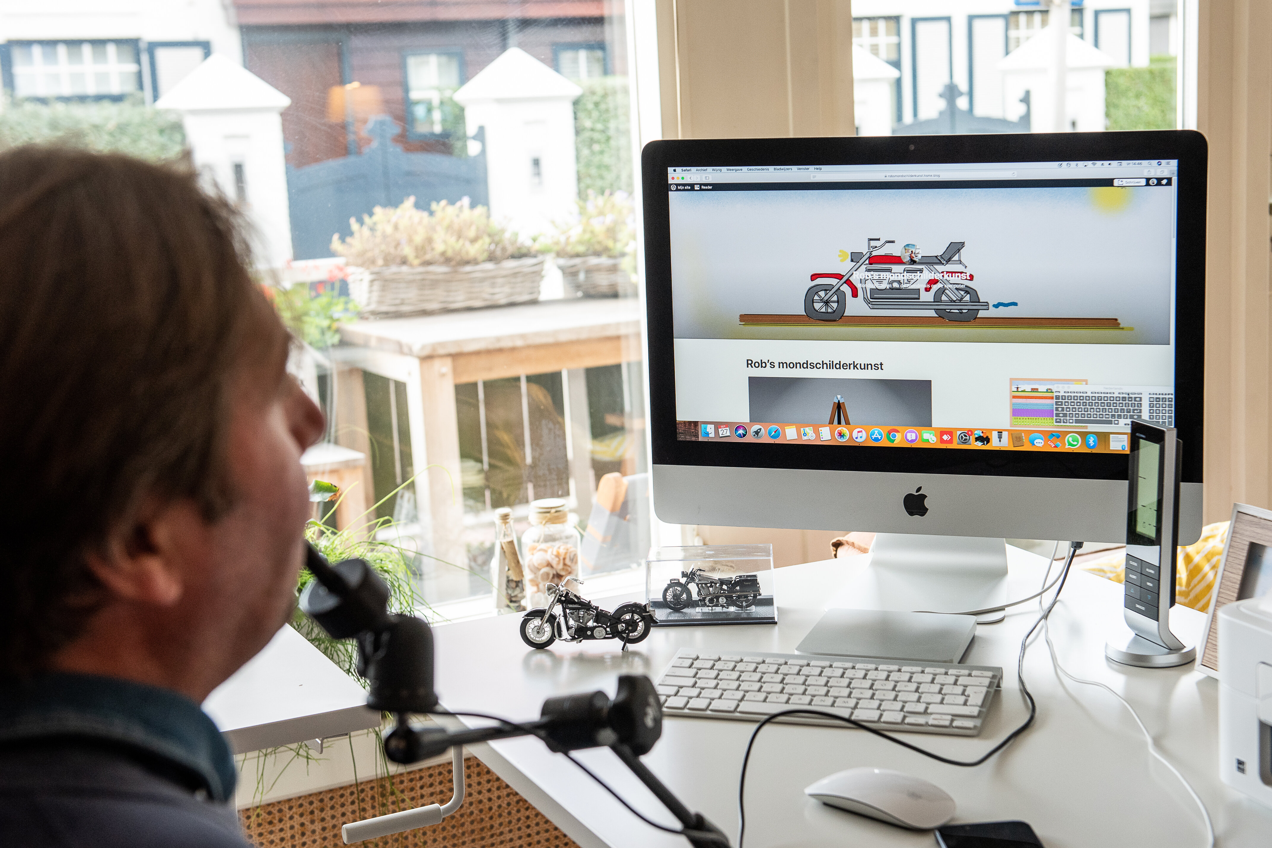 Drawing with the mouth mouse