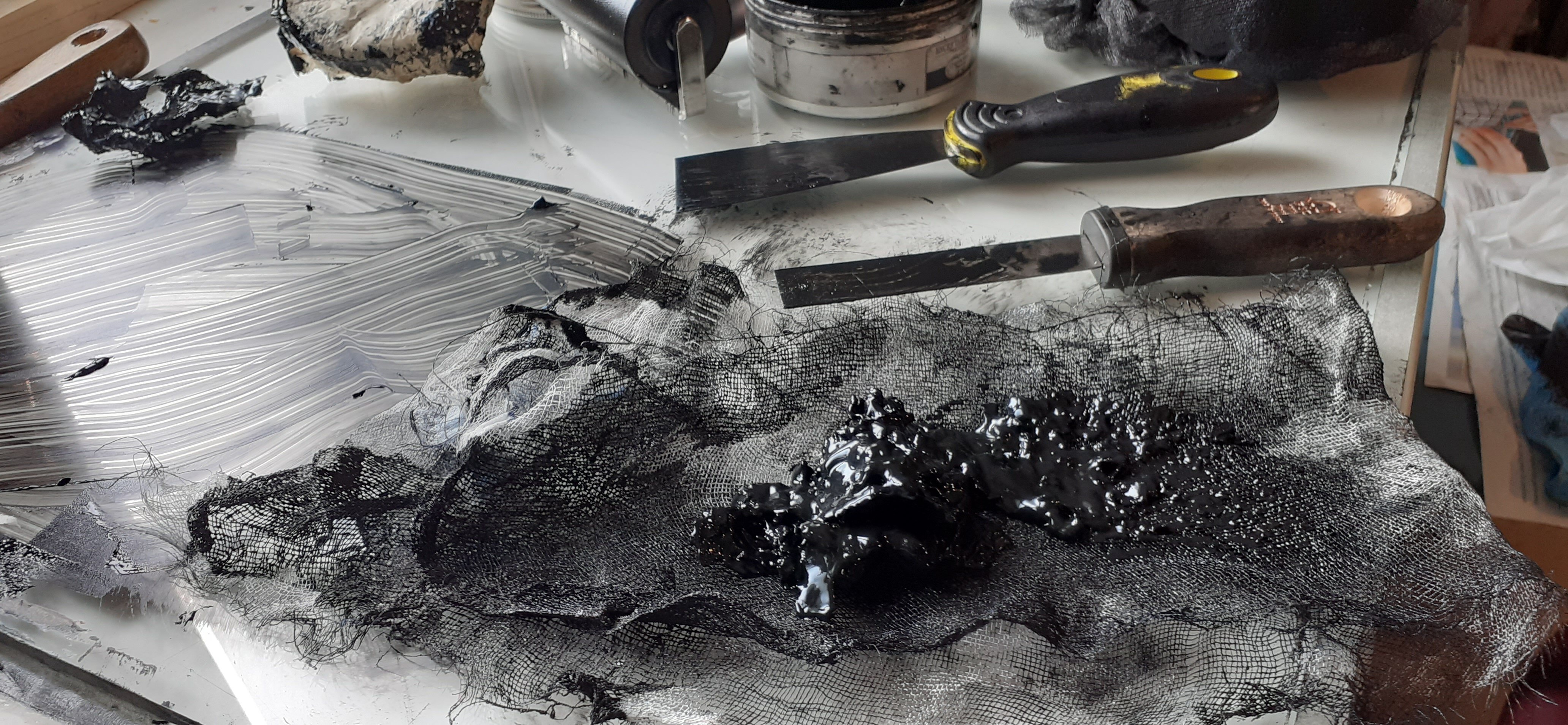 Le fond de la boîte d'encre Charbonnel sur une tarlatane