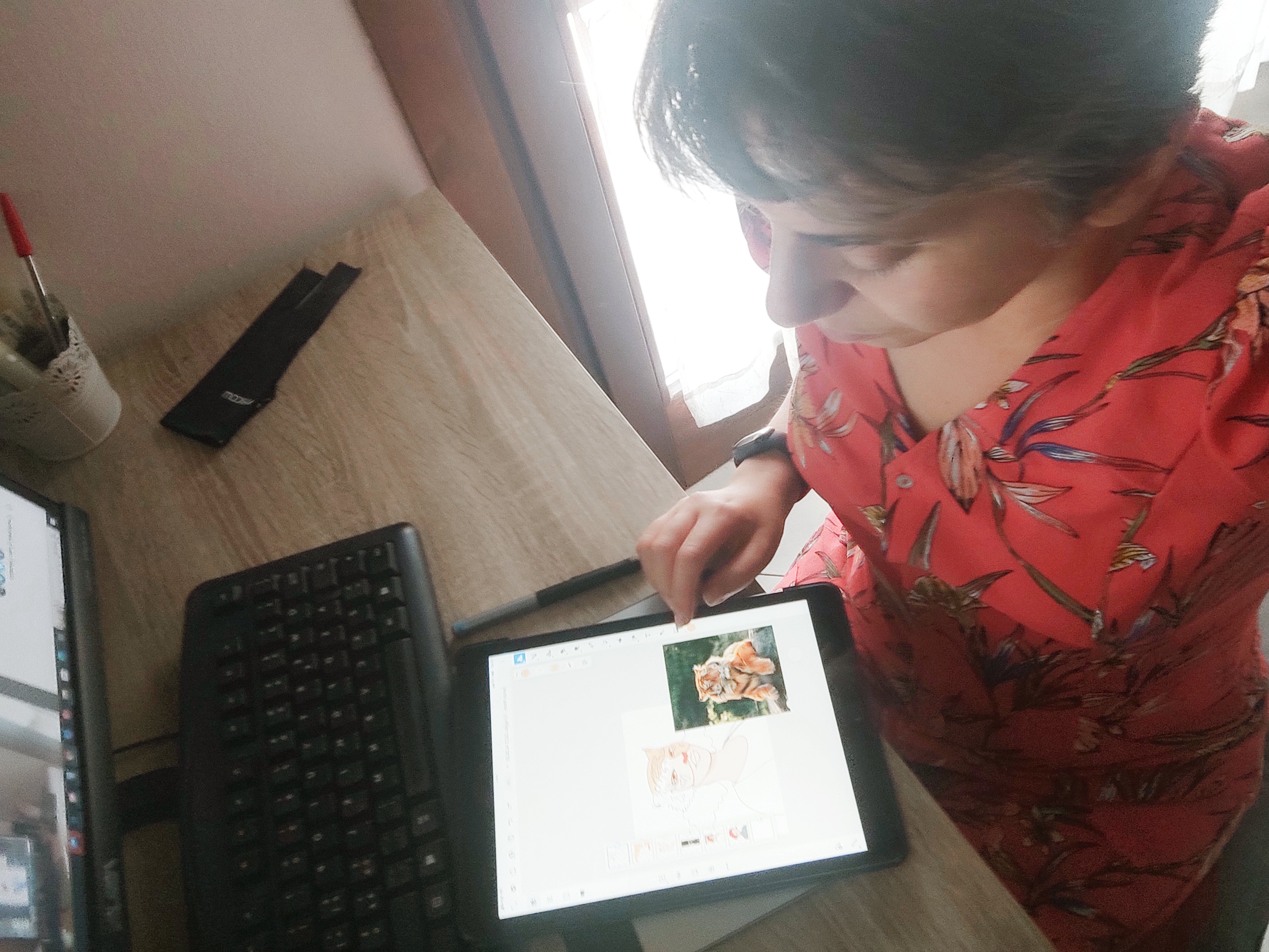una piccola scrivania, la mia tavoletta grafica, il mio Pc: tutto ciò che mi serve per creare