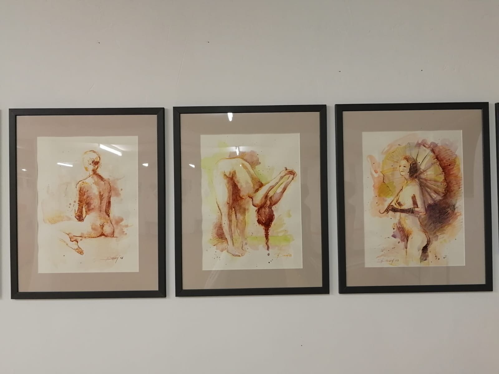 Aktzeichnungen an der Wand