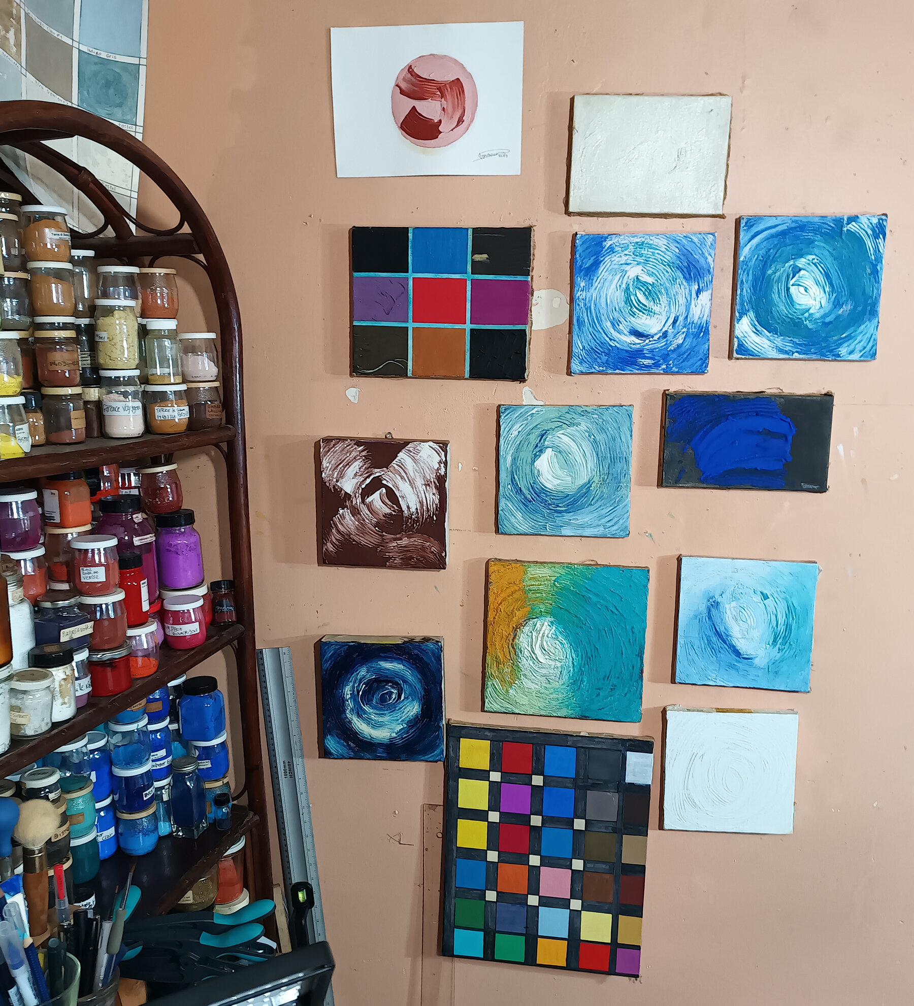 Atelier décembre 2023 oeuvres en cours de séchage....