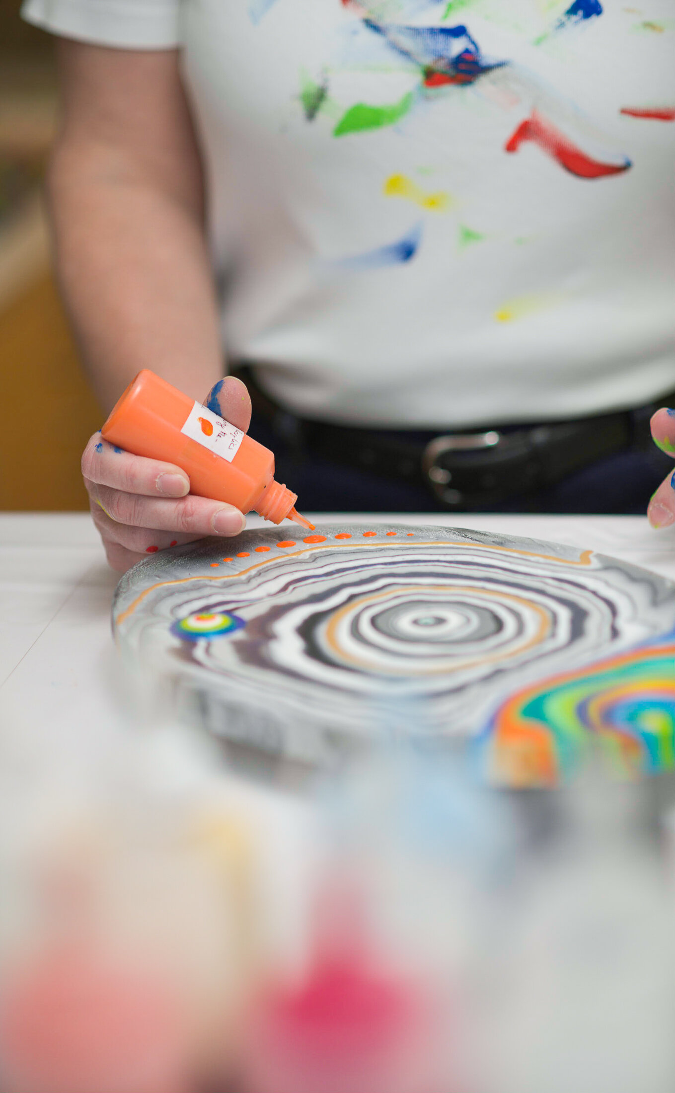 Bei der Arbeit an einem Fluid Art-Kunstwerk.