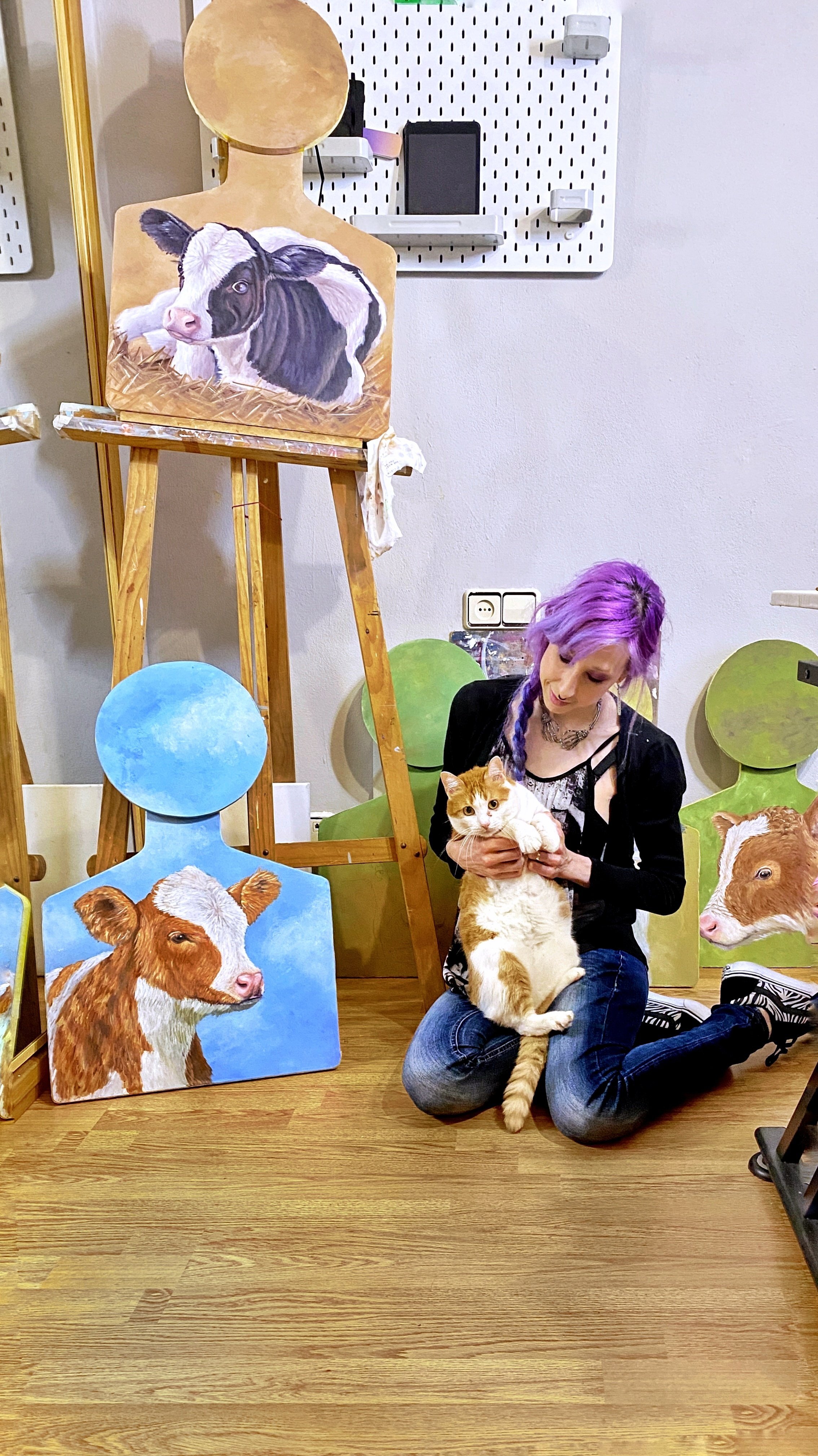En mi estudio rodeada de mis obras con Duna