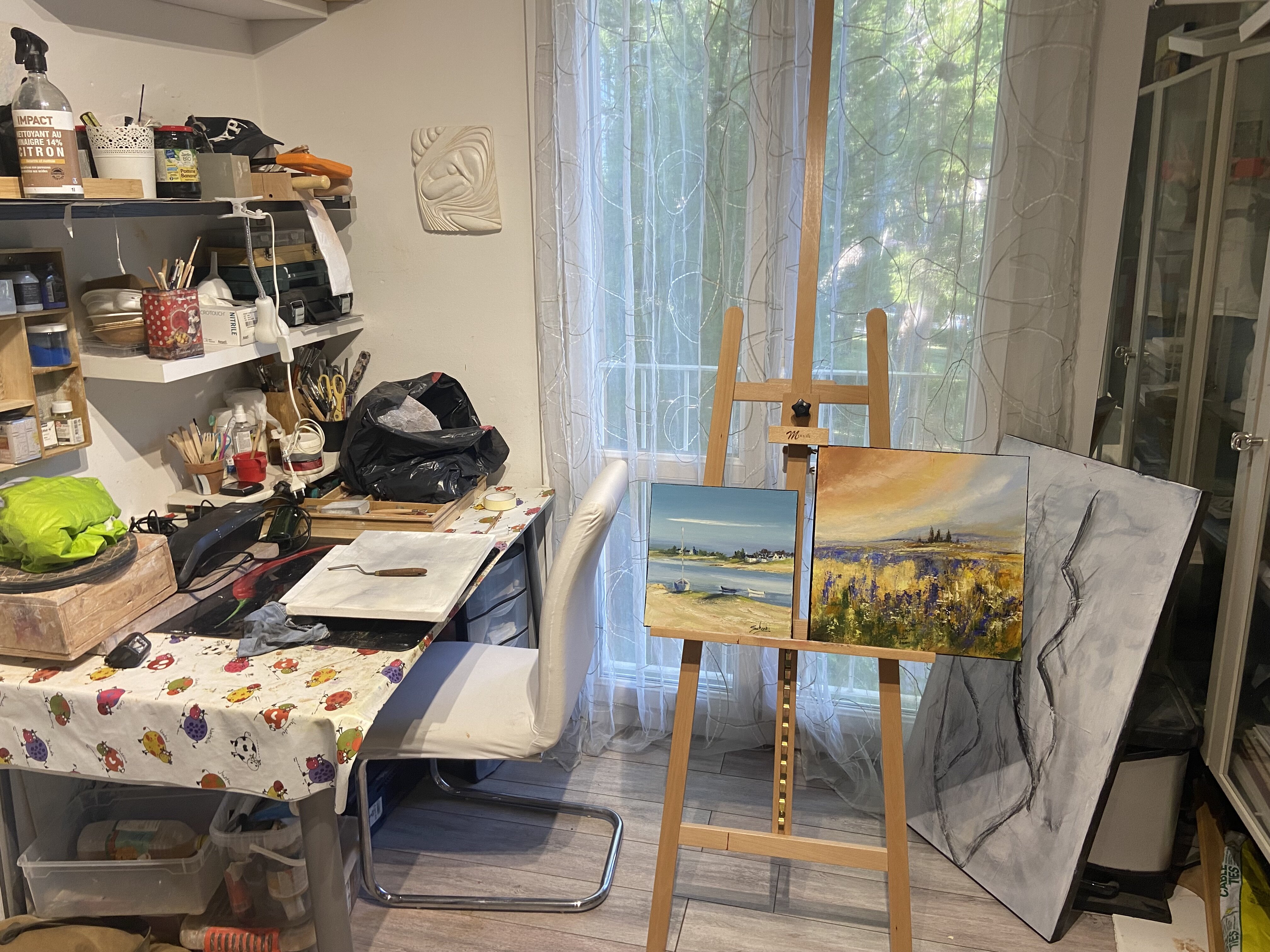 je vous presente mon atelier ou je realise egalement des sculptures en terre cuites