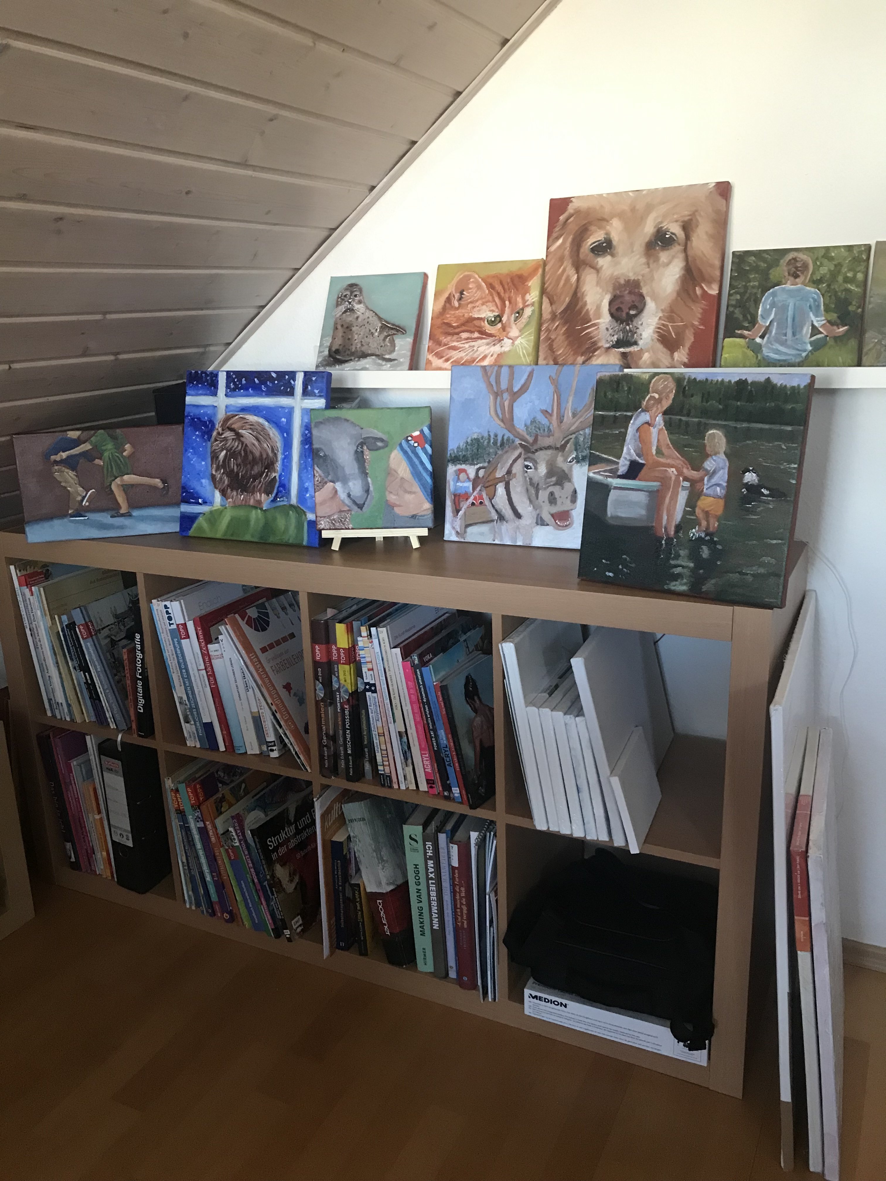 Blick ins Atelier: Fachliteratur und kleine Ölbilder