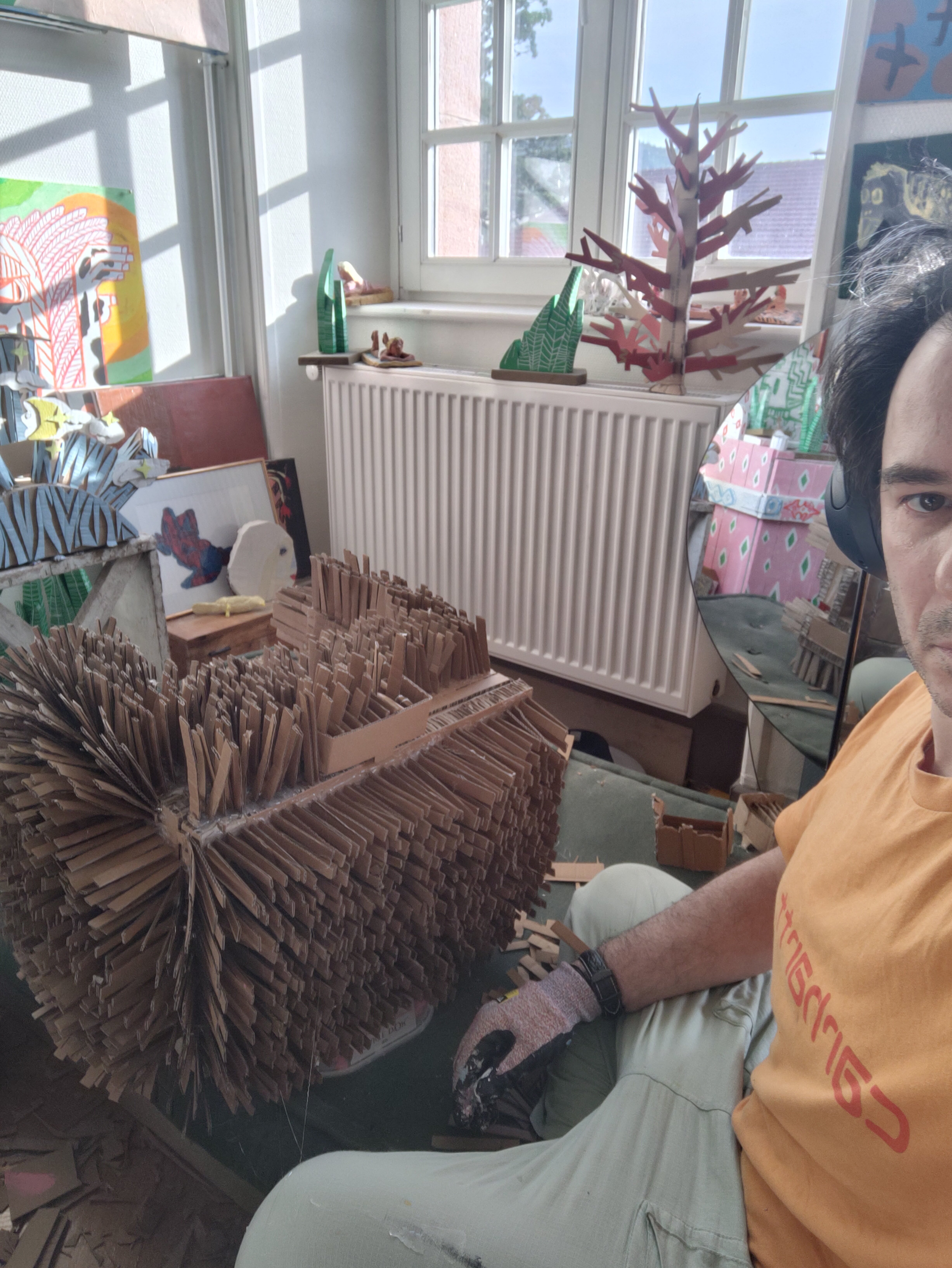 travaillant sur mes sculptures de carton